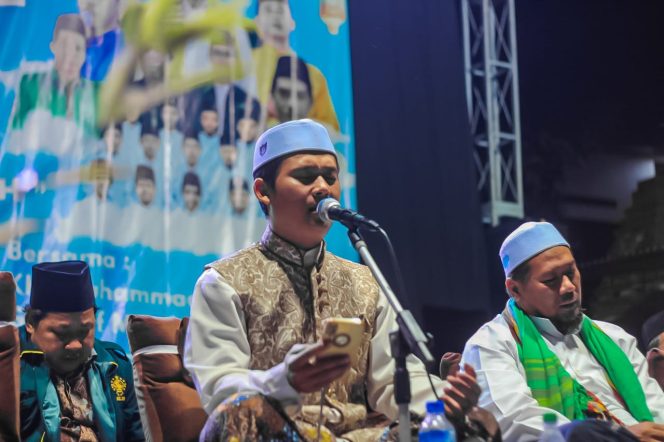
					Lantunan sholawat yang dipimpin oleh Gus Alif serta tausiyah kebangsaan dari KH. Muhammad Ayub