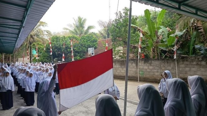 
					Pembiasaan Pagi di MTs Al-Iman Bulus: Senyum, Tartil, dan Nadhoman Bentuk Karakter Santri