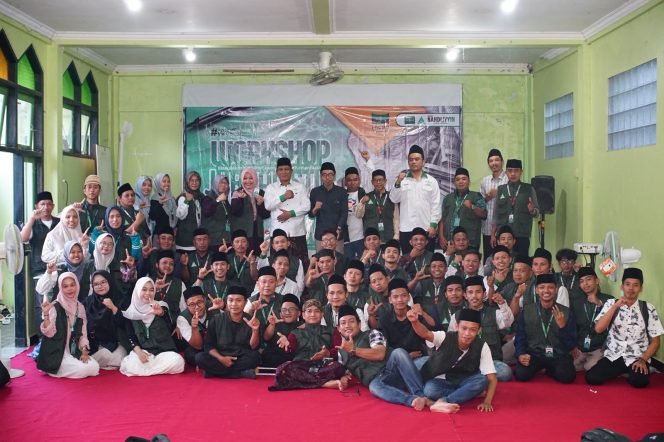 
					Digebuk Satu Twit Viral
