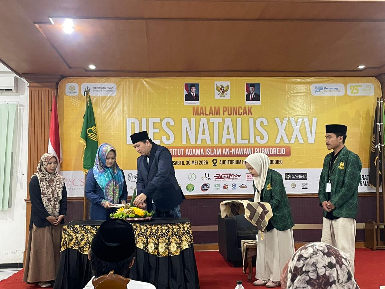 Prosesi pemotongan tumpeng oleh Rektor IAIAN Purworejo dan Kepala Yasasan An-Nawawi.
