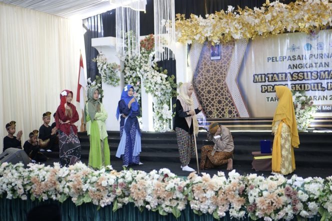 
					Telusuri Akar Sejarah Madrasah, KH Muhammad Arwani Beri Tausiah Inspiratif di Purna Siswa MI Prapagkidul