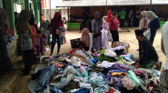 Masjid Nurul Haq Bagelen gelar kegiatan sosial berupa pembagian daging kurban, bazar sembako murah, dan penjualan pakaian pantas pakai, disambut antusias warga.