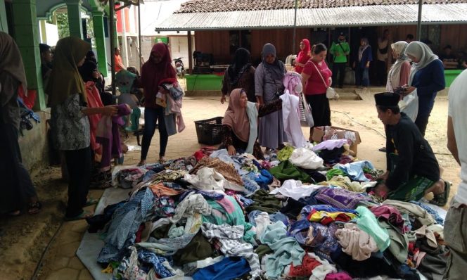 
					Masjid Nurul Haq Bagelen gelar kegiatan sosial berupa pembagian daging kurban, bazar sembako murah, dan penjualan pakaian pantas pakai, disambut antusias warga.