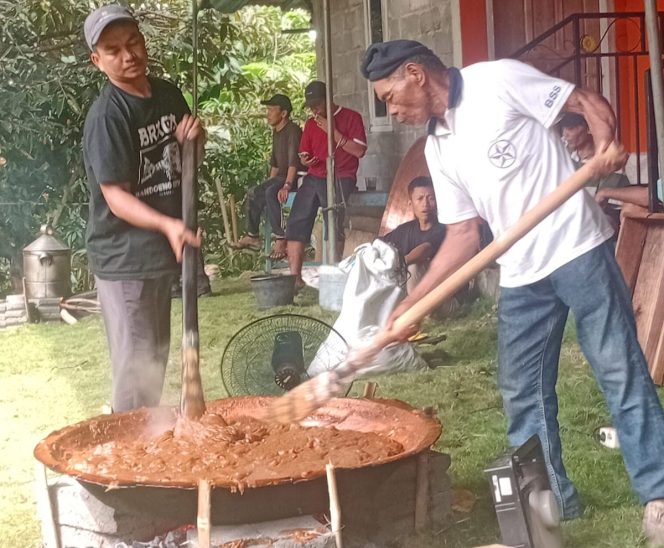 
					Di Tengah Modernisasi, Warga Girijoyo Kemiri Tetap Lestarikan Tradisi ‘Njenang’ Secara Gotong Royong