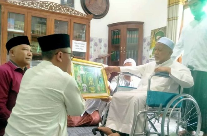 Kenang-kenangan PCNU Purworejo kepada KH. Thoifur Mawardi sebagai bentuk penghormatan dan terima kasih atas dedikasi beliau. Dok (ist)