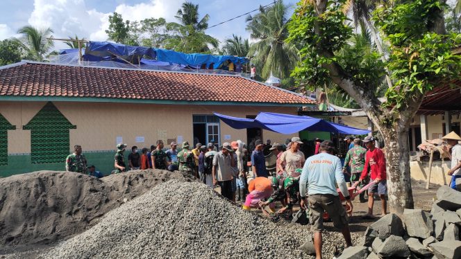 
					Gotong Royong Bangun Masjid