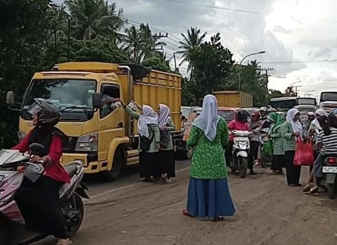 
					Momentum Ramadhan, Fatayat NU Bayan Tebar 1.500 Paket Takjil untuk Masyarakat