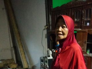 Ny H Komsiyah sewaktu saya datangi walau malu malu 