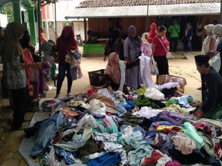 Masjid Nurul Haq Bagelen gelar kegiatan sosial berupa pembagian daging kurban, bazar sembako murah, dan penjualan pakaian pantas pakai, disambut antusias warga.