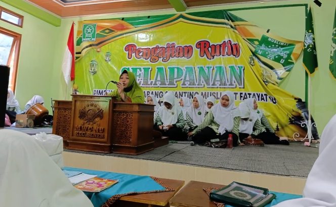
					Nyai Siti Zahro Ingatkan Keutamaan Sedekah Saat Hidup dalam Selapanan Muslimat-Fatayat NU Bener