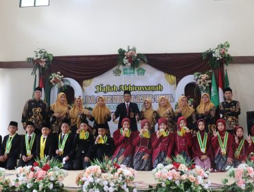 Haflah Akhirussanah RA dan MI Nahdlatul Uqul Cacaban Kidul Tahun Ajaran 2025/2026 di Gedung Balai Kemasyarakatan Manggul Joyo, Desa Cacaban Kidul, Kecamatan Bener, Senin (15/6/2026).