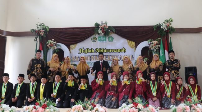Haflah Akhirussanah RA dan MI Nahdlatul Uqul Cacaban Kidul Tahun Ajaran 2025/2026 di Gedung Balai Kemasyarakatan Manggul Joyo, Desa Cacaban Kidul, Kecamatan Bener, Senin (15/6/2026).