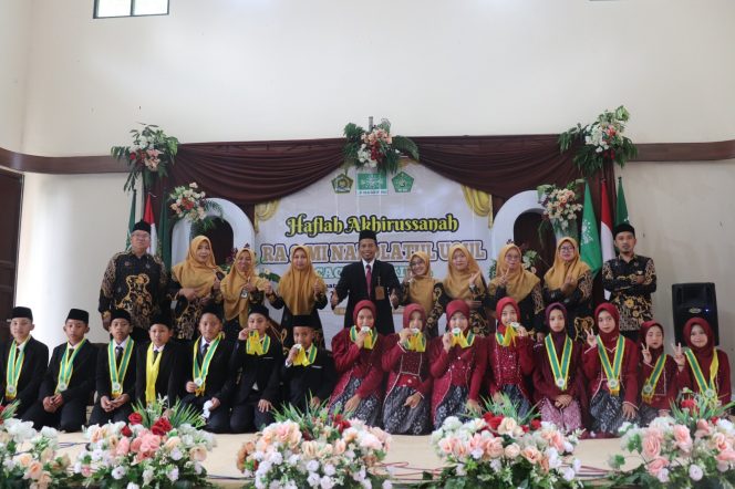 
					Haflah Akhirussanah RA dan MI Nahdlatul Uqul Cacaban Kidul Tahun Ajaran 2025/2026 di Gedung Balai Kemasyarakatan Manggul Joyo, Desa Cacaban Kidul, Kecamatan Bener, Senin (15/6/2026).