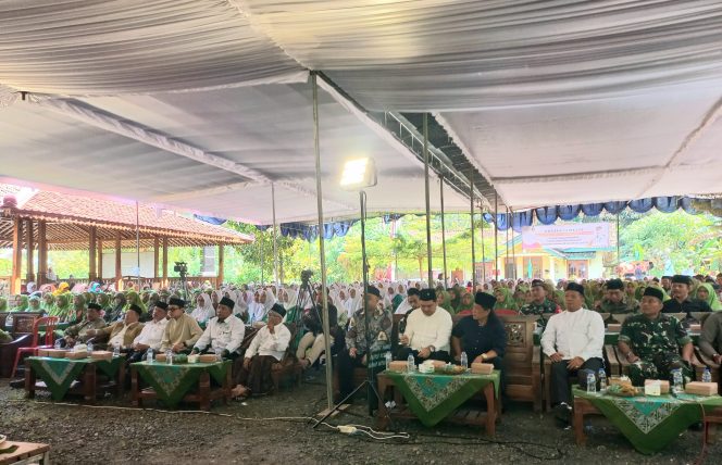 
					Ribuan Jamaah Hadiri Pengajian Muharram MWCNU Kaligesing, 128 Anak Yatim Terima Santunan