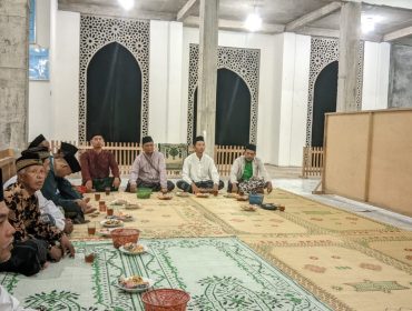 Rapat Pengurus dan warga Nahdlatul Ulama (NU) Ranting Krendetan, Kecamatan Bagelen, turut berpartisipasi dalam mendukung pembangunan Masjid Hasyim Asy'ari di Purworejo. (Dok. Eko)
