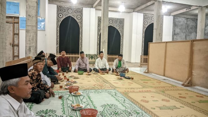 
					Rapat Pengurus dan warga Nahdlatul Ulama (NU) Ranting Krendetan, Kecamatan Bagelen, turut berpartisipasi dalam mendukung pembangunan Masjid Hasyim Asy'ari di Purworejo. (Dok. Eko)