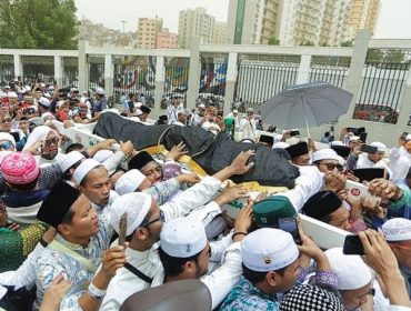 Prosesi pemakaman Syaikhona KH. Maimoen Zubair di Jannatul Ma'la, Makkah Al-Mukarramah, Selasa (6/8/2019). KH. Muhammad Haekal, Ketua PCNU Purworejo (berpeci hitam di bawah keranda), turut mengangkat jenazah menuju makam.