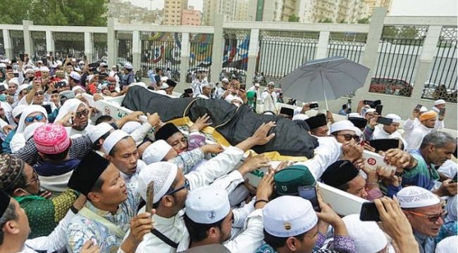 Prosesi pemakaman Syaikhona KH. Maimoen Zubair di Jannatul Ma'la, Makkah Al-Mukarramah, Selasa (6/8/2019). KH. Muhammad Haekal, Ketua PCNU Purworejo (berpeci hitam di bawah keranda), turut mengangkat jenazah menuju makam.