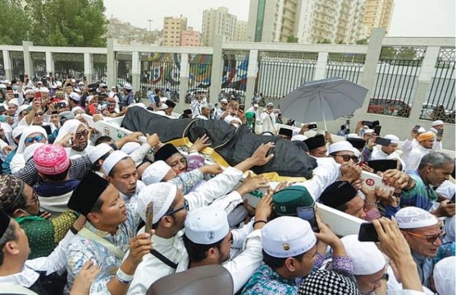 
					Prosesi pemakaman Syaikhona KH. Maimoen Zubair di Jannatul Ma'la, Makkah Al-Mukarramah, Selasa (6/8/2019). KH. Muhammad Haekal, Ketua PCNU Purworejo (berpeci hitam di bawah keranda), turut mengangkat jenazah menuju makam.