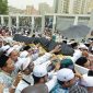 Prosesi pemakaman Syaikhona KH. Maimoen Zubair di Jannatul Ma'la, Makkah Al-Mukarramah, Selasa (6/8/2019). KH. Muhammad Haekal, Ketua PCNU Purworejo (berpeci hitam di bawah keranda), turut mengangkat jenazah menuju makam.